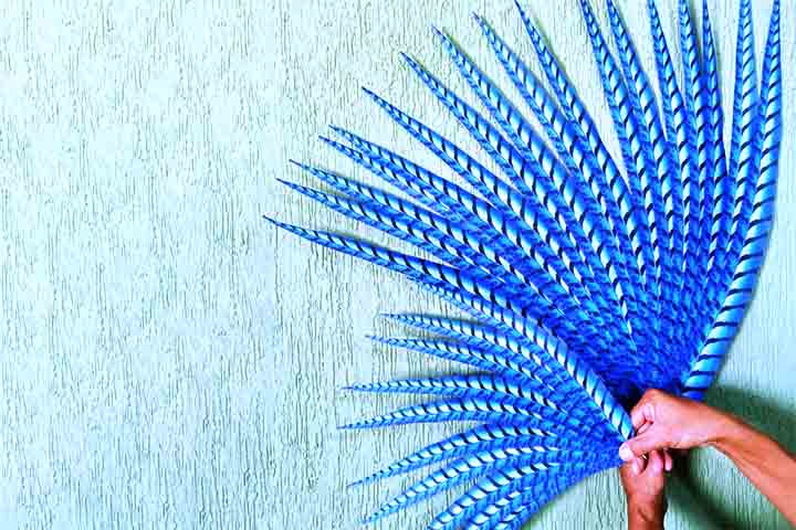 <p>As penas artificiais são um acessório usado para criar fantasias e alegorias de Carnaval. Elas são feitas de materiais sintéticos e podem ser usadas na criação das vestimentas que passam pela Marquês de Sapucaí. </p>
