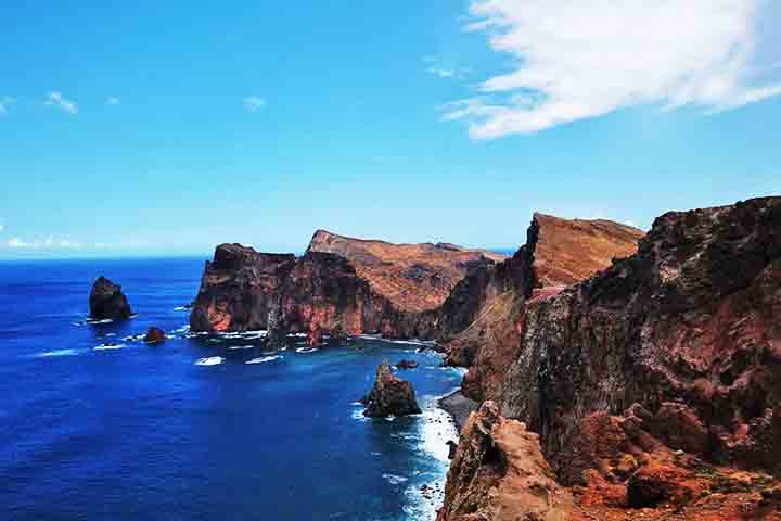 O Miradouro Ponta do Rosto oferece uma vista impressionante da costa nordeste da Madeira, com falésias dramáticas e o oceano azul profundo. Este é um excelente local para fotos panorâmicas, capturando a beleza natural da ilha.