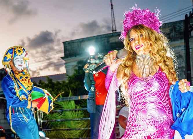 Elba Maria Nunes Ramalho nasceu em Conceição, no Vale do Piancó, na Paraíba, dia 17 de agosto de 1951. Ela participou pela primeira vez de uma apresentação no palco no Coral da Fundação Artística e Cultural Manuel Bandeira, do qual fazia parte, com "Evocação do Recife". 

