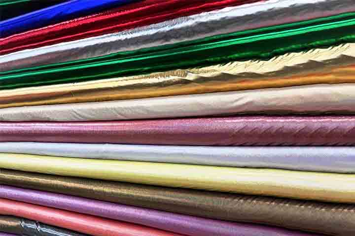 <p>O lamê é um tecido metálico e brilhante que é muito utilizado para fazer fantasias de carnaval. Ele pode ser usado para criar trajes inteiros ou para dar um toque especial a uma fantasia.</p>
