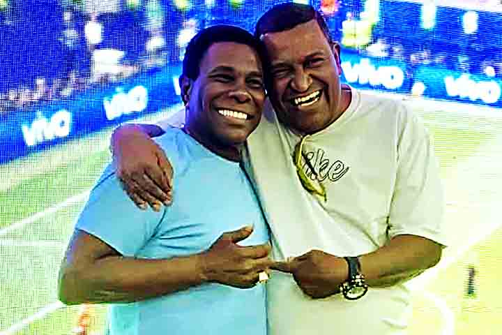 Neguinho conduziu a Beija-Flor ao título do Grupo Especial em sua despedida da avenida após cinco décadas. Ou seja, os irmãos conquistaram as duas principais divisões do carnaval carioca no mesmo ano.
