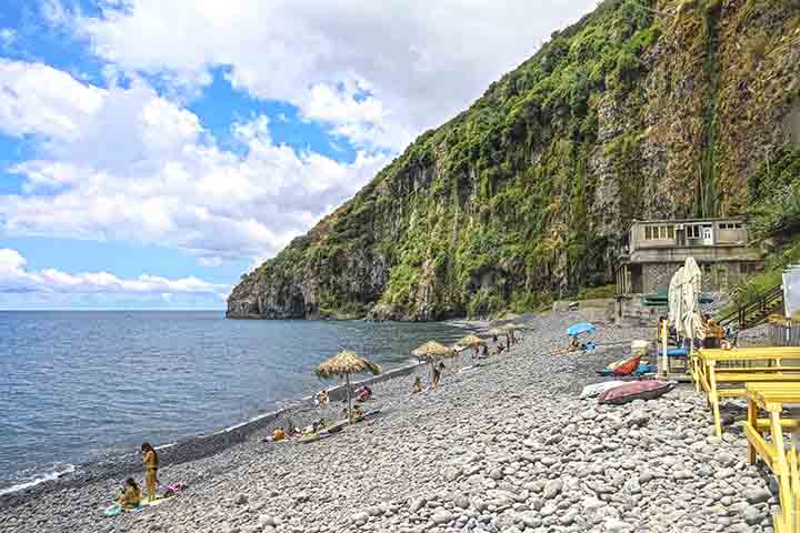 A ilha atrai turistas de todo o mundo, especialmente os que buscam contato intenso com a natureza, trilhas e vistas panorâmicas. A Madeira é conhecida por sua vegetação luxuriante, com destaque para a Floresta Laurissilva, um Patrimônio Natural da Humanidade.