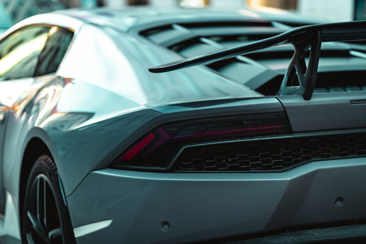 Com base nesses critérios, veja agora um ranking com os 10 supercarros mais caros do mundo em 2025!-freepik/wirestock