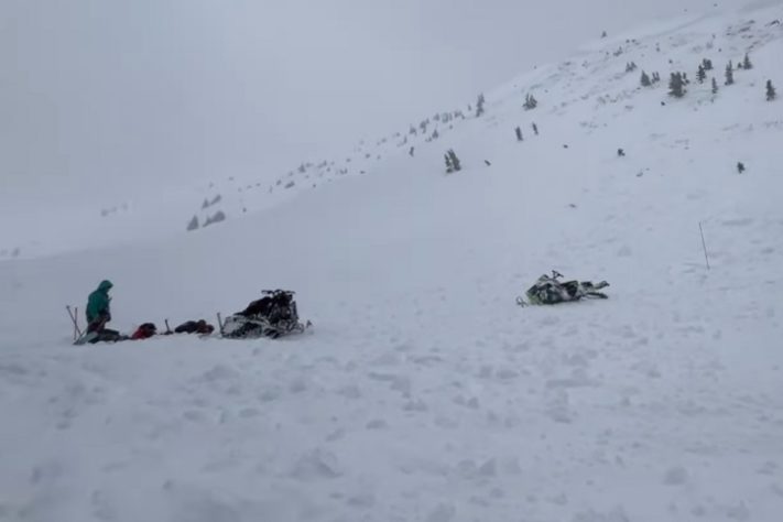Homem soterrado em avalanche é resgatado com vida no Colorado, EUA