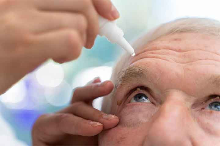 O risco da doença aumenta com o envelhecimento e pode ser minimizado por meio de hábitos saudáveis, como não fumar, proteger os olhos da exposição ao sol e manter uma dieta equilibrada com suplementação vitamínica. - Imagem Freepik