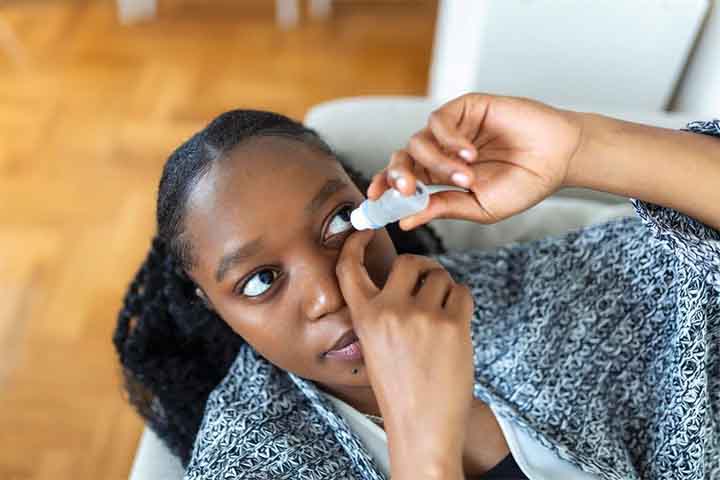 Eles reduzem a pressão ocular e, em casos mais avançados, procedimentos cirúrgicos. Usar colírios, aliás, ajuda a prevenir o ressecamento dos olhos, especialmente nos meses de mais calor. -  Imagem Freepik