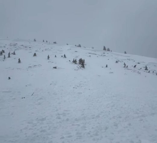 Homem soterrado em avalanche é resgatado com vida no Colorado, EUA