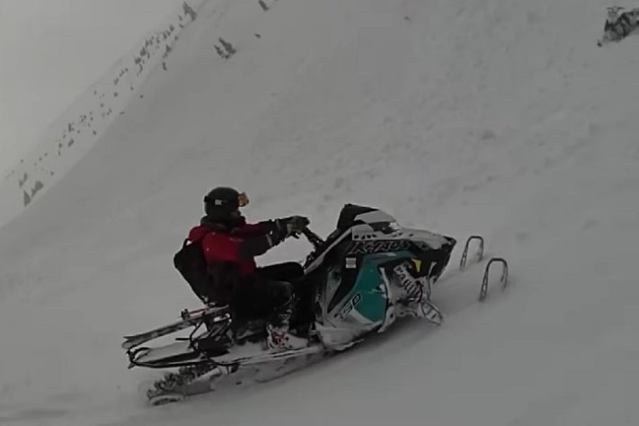 Homem soterrado em avalanche é resgatado com vida no Colorado, EUA