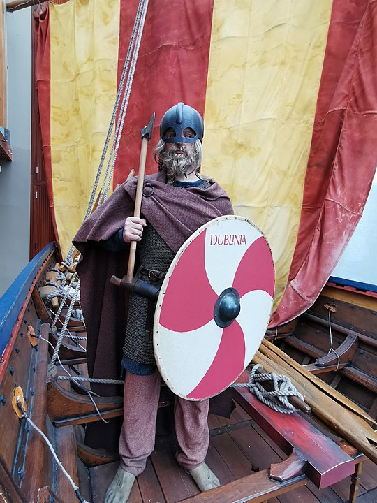 Os vikings eram um povo de origem germânica que surgiu na região da Escandinávia. Eles se transformaram em guerreiros, exploradores e piratas nórdicos.