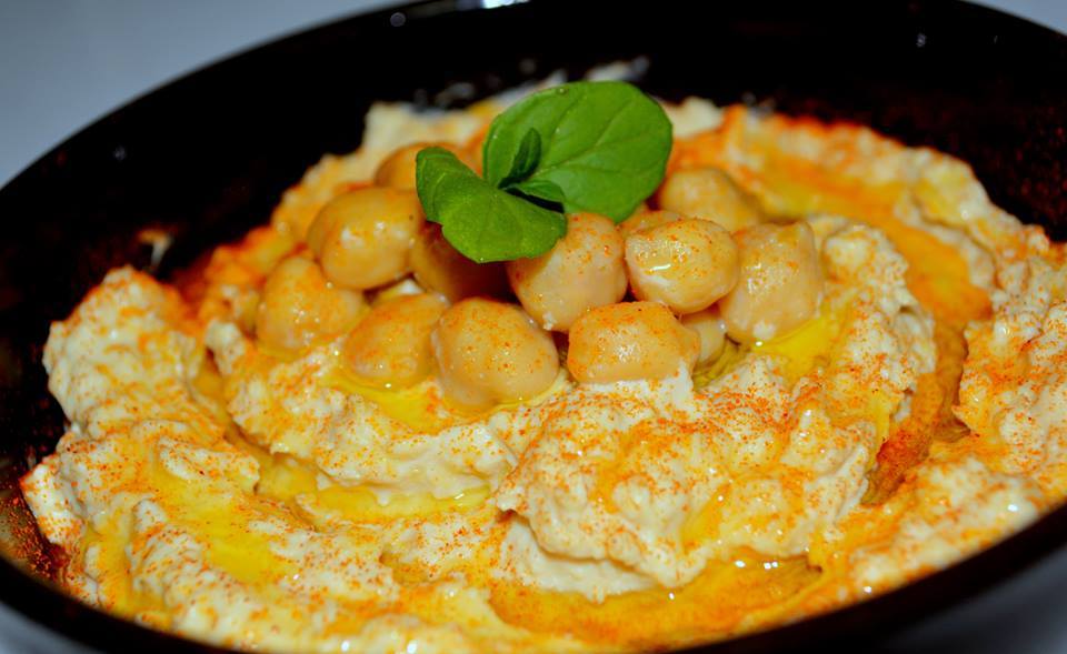 Seu consumo pode ser feito com pães, vegetais crus ou como acompanhamento para inúmeros pratos. A versatilidade do homus permite que ele seja temperado de diversas formas, incluindo especiarias como cominho, pimenta-do-reino e páprica defumada.