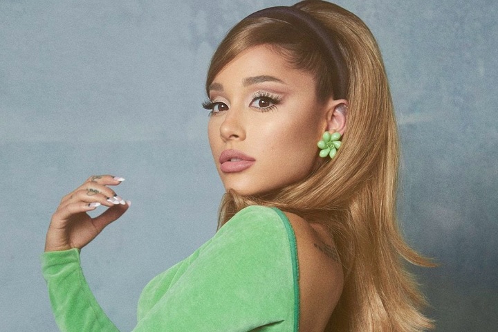 <p>Ariana Grande – Nascida em Boca Raton, Florida, em 26/6/1993, tem um ramo genealógico ligado a famílias gregas pela linha paterna. Essa ligação aparece em registros antigos que mostram raízes ibéricas e mediterrâneas misturadas.</p>

