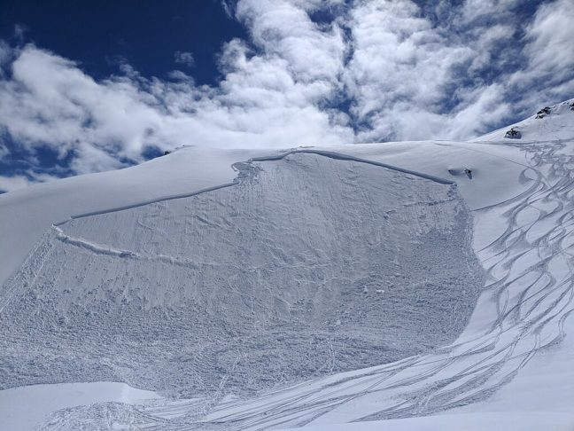 Existem diferentes tipos de avalanches. Nas chamadas "de placa", uma camada de neve compactada se solta de uma superfície que fica embaixo.