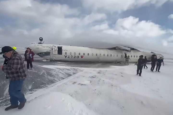 O vídeo registra o instante em que a aeronave toca na pista, pega fogo e vira de ponta-cabeça. O avião da Delta Air Lines capotou ao tentar pousar no aeroporto de Toronto, no Canadá, no dia 17 de fevereiro. -reprodução/ 10 news first