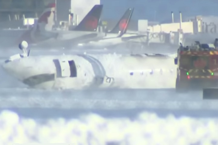Até a manhã desta terça-feira (18/02), não havia informações sobre como o avião acabou de cabeça para baixo, com marcas escuras pelo casco e uma das pontas das asas destruída. 