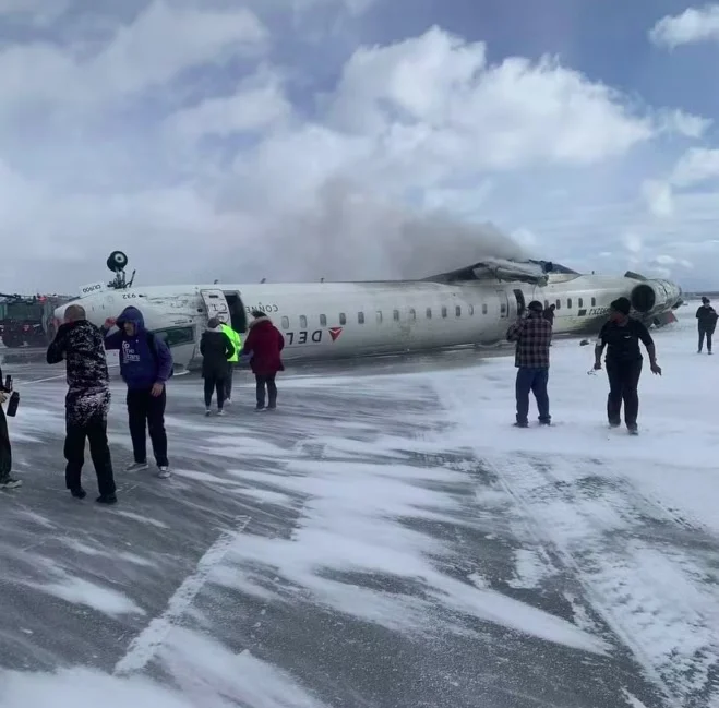 No avião, estavam 80 pessoas: 76 passageiros e 4 tripulantes. Todos conseguiram sair da aeronave, mas 18 ficaram feridos.-reprodução/redes sociais