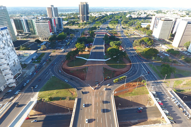 Localizada na região Centro-Oeste, Brasília ocupa uma posição geográfica estratégica. A ideia de transferência da capital para o interior do Brasil existia, porém, desde o século 19, quando José Bonifácio de Andrada e Silva, conhecido como patrono da independência do Brasil, sugeriu, em 1823, essa mudança como forma de proteger o país de possíveis ameaças externas. Ele também sugeriu o nome “Brasília”. 
