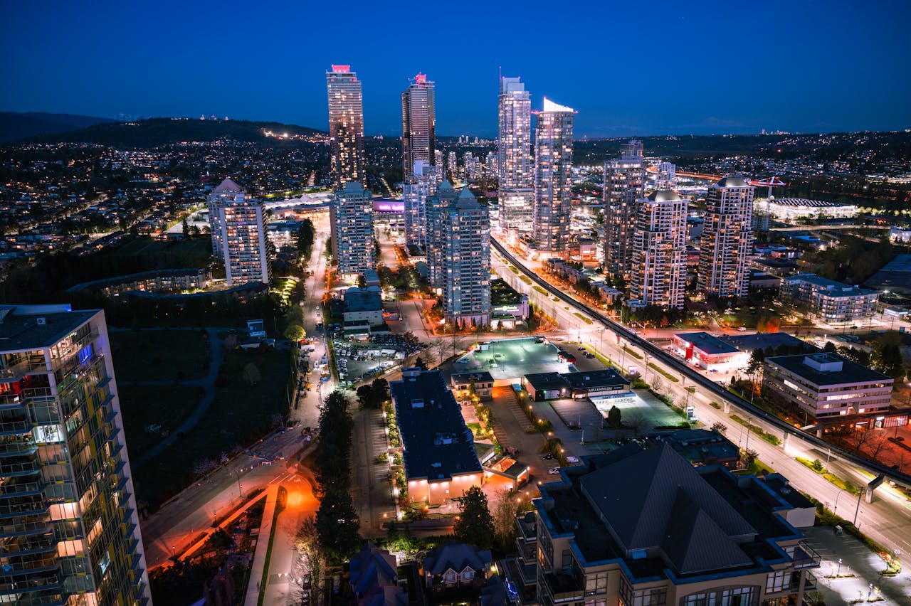 Burnaby – Colúmbia Britânica, 250 mil habitantes. Burnaby é uma cidade situada próxima a Vancouver, com belos parques e uma rica cultura. O Burnaby Mountain, o Burnaby Village Museum e o Deer Lake Park são locais imperdíveis.

