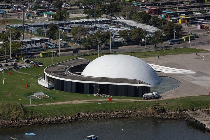 Caminho Niemeyer é um conjunto de obras de Oscar Niemeyer na orla do centro da cidade, que inclui o Teatro Popular e a Estação das Barcas, assim como recebe shows e o desfile das escolas de samba da cidade.