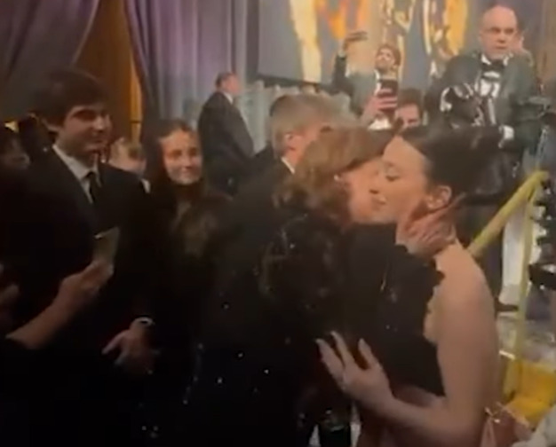 Por outro lado, Fernanda Torres parabenizou a premiada. Ao longo da campanha do filme e durante os eventos, Fernanda atraiu a admiração também pela educação e a postura de respeito às concorrentes. Elogiou as colegas, posou com Demi Moore, pediu respeito a Karla Sofia Gascón e agora fez questão de abraçar Mikey pela estatueta. 