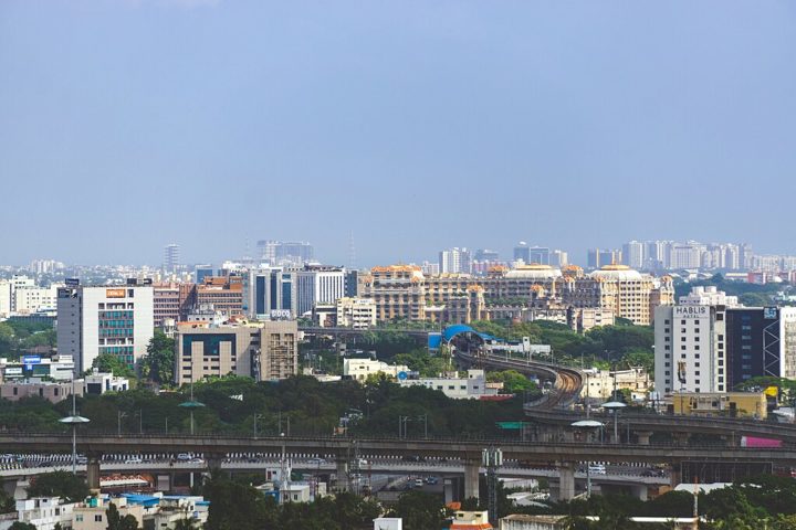 É o sexto estado mais populoso da Índia e tem como capital a cidade de Chennai, anteriormente conhecida como Madras. 