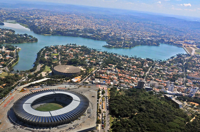 Minas Gerais, o segundo estado mais populoso do país, foi o único do trio que teve saldo migratório positivo - 106,5 mil pessoas. Do total, 19,1% vieram de São Paulo e 17,7%, do Rio de Janeiro, justamente os dois vizinhos que “encolheram”. 
