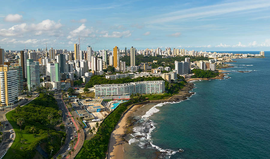 No mesmo dia, o cantor será a principal atração internacional do Camarote Salvador 2026, comandando o Palco Praia.