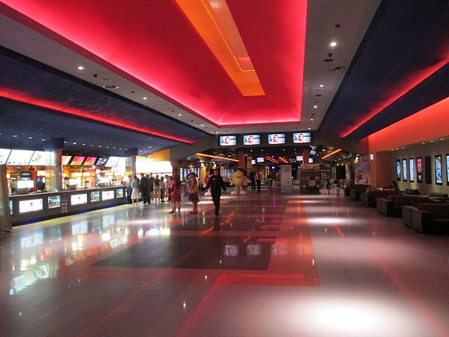 Esse fechamento ocorre por fatores como altos custos de manutenção, falta de segurança e a preferência do público por cinemas em shoppings. Os shoppings oferecem maior conforto, estacionamento e variedade de opções de lazer e compras. Assim, tornaram-se o principal local de exibição de filmes no país. - Avishai Tteicher/Wikimedia Commons