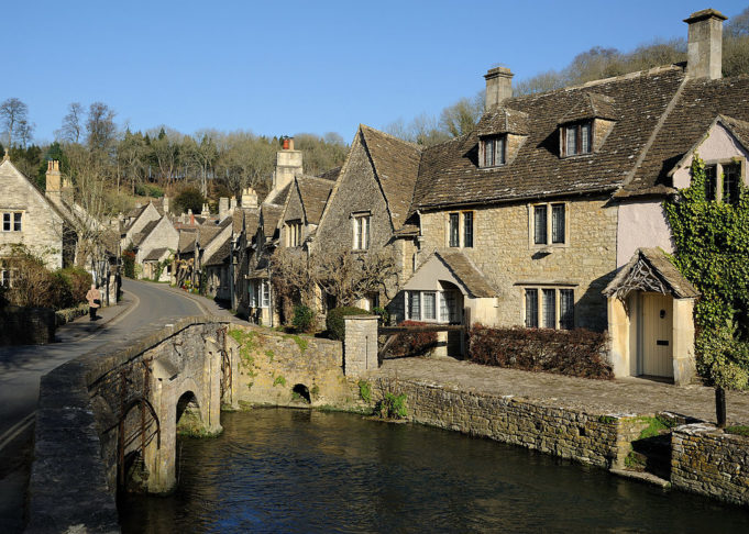 <p>Cotswolds, Gloucestershire (Inglaterra): Os Cotswolds são uma região rural no sudoeste da Inglaterra, conhecida por suas colinas verdejantes, vilarejos pitorescos e arquitetura em pedra calcária.</p>
