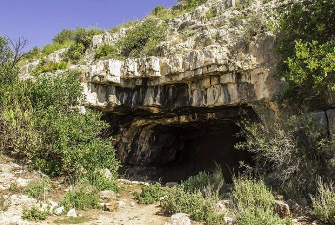 Pesquisadores desbravam caverna com artefatos milenares na Espanha