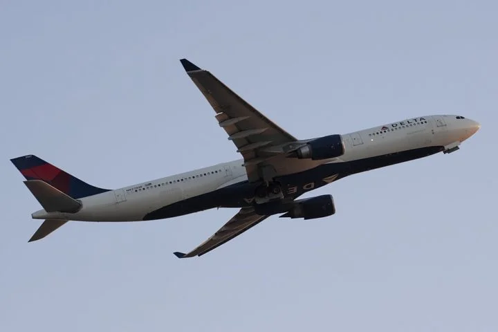 O avião era um modelo Mitsubishi CRJ-900LR, operado pela Endeavor Air (uma subsidiária da Delta).-wikimedia commons/Alecstatic