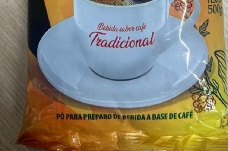 Apesar de não ser café puro, suas embalagens imitam marcas famosas, com a descrição 