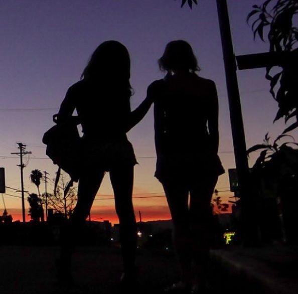 O filme segue a história de duas mulheres transgênero que trabalham como prostitutas em Los Angeles, explorando temas como amizade, traição e sobrevivência.