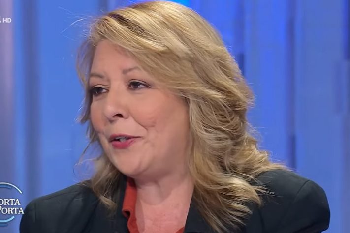 Gisella Cardia, vidente é dona de estátua da Virgem Maria que ela diz chorar sangue