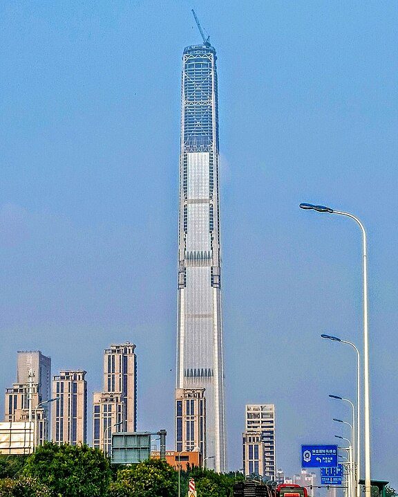 1) Goldin Finance 117 Tower, China (598 m): Um dos arranha-cÃ©us abandonados mais altos do mundo teve sua construÃ§Ã£o iniciada em 2008, mas sofreu os impactos da crise financeira global da dÃ©cada de 2010.