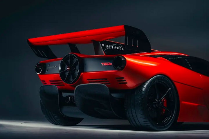 Com um design marcante, o modelo atinge até 363 km/h e leva pouco mais de 2,7 segundos para chegar de 0 a 100 km/h. Porém, não é permitido rodar com ele nas ruas, sendo um carro exclusivo para as pistas especiais.-Divulgação/GMA 
