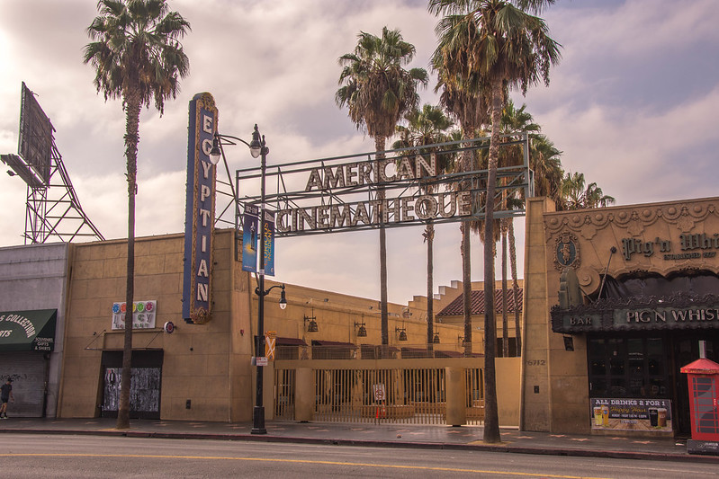 Egyptian Theatre – Localizado em Los Angeles, EUA, foi aberto em 18 de outubro de 1922. Fechou temporariamente em 1992, reabriu em 1998 e passou por uma nova restauração pela Netflix em 2022. - Wayne Hsieh/Wikimedia Commons/Flickr