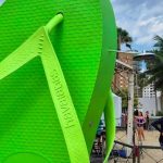 Havaianas instala chuveirão de 3 metros em praia de São Paulo