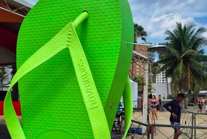 Havaianas refresca banhistas com ‘chuveirão’ de chinelo gigante