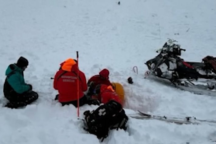 Homem soterrado em avalanche é resgatado com vida no Colorado, EUA