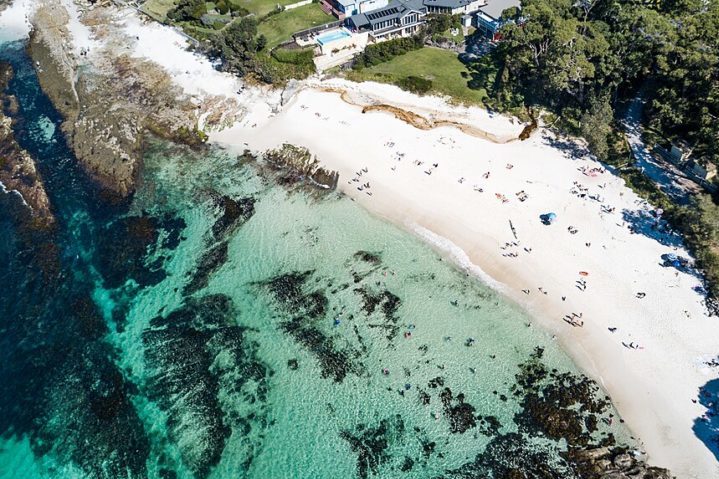 <p>A região também é rica em trilhas, cachoeiras e vinícolas, além da Baía de Jervis, um paraíso para mergulho e observação de golfinhos.</p>
