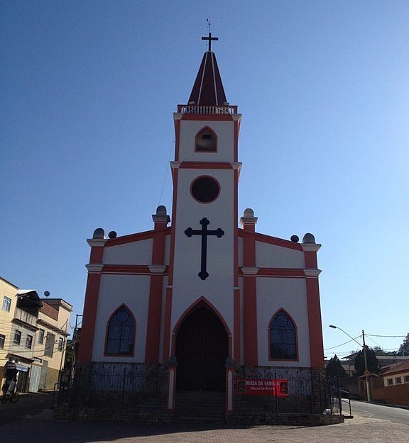 A Igreja Matriz de Santa Cruz, construída no século 18, é um dos principais pontos de referência e atração da cidade, representando a forte influência da fé católica na região.-Panoramio - Paulo JC Nogueira