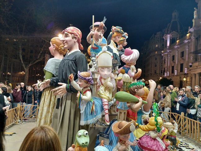 A cidade celebra anualmente as Las Fallas, uma festa tradicional que ocorre em março, com desfiles, fogos de artifício e a queima de esculturas de madeira e papelão.