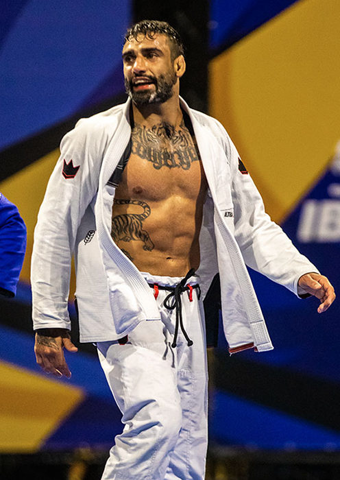 Leandro Lo - Leandro Pereira do Nascimento Lo nasceu em 11 de maio de 1989, em São Paulo, Brasil. Foi um dos maiores campeões da história do jiu-jitsu. Em 28 de outubro de 2021, morreu aos 32 anos em um acidente de carro em São Paulo, quando seu veículo colidiu violentamente contra um poste.