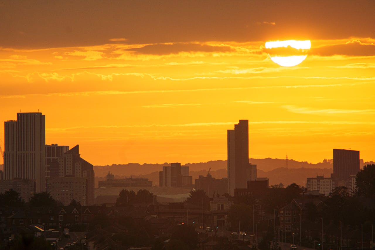 Leeds – Inglaterra, 480 mil habitantes. Leeds é um centro comercial e universitário, com uma cena artística crescente. O Museu de Leeds, o Jardim Tropical e a Arena First Direct são lugares interessantes para explorar.

