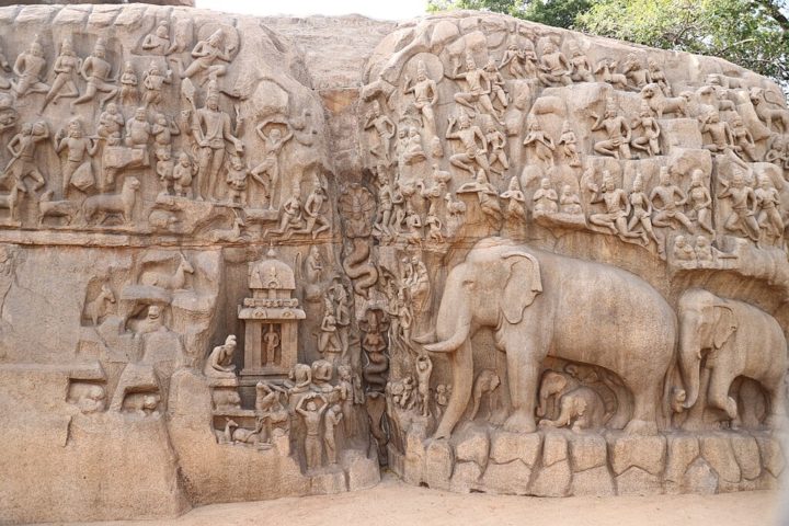 Mahabalipuram, além disso, é um Patrimônio Mundial da UNESCO, conhecido por suas esculturas em pedra e o famoso painel 