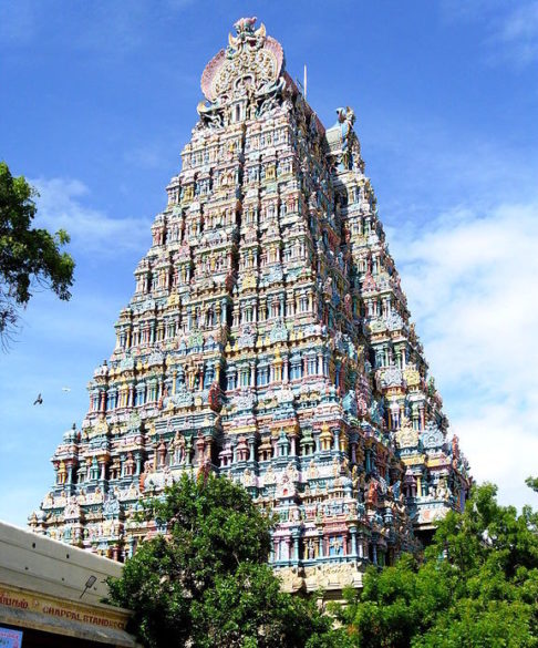 O Templo Meenakshi Amman, em Madurai, é um exemplo da arquitetura dravidiana, caracterizada por gopurams (torres ornamentadas) intricadamente esculpidas e grandes complexos de templos. 