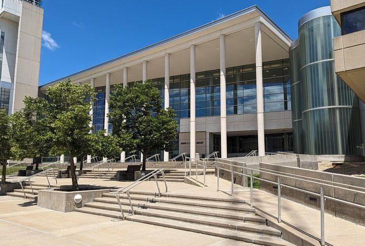 Se formou na Missouri State University e atuou em diversas produções regionais antes de se mudar para Nova York, onde continuou a aprimorar seu ofício.