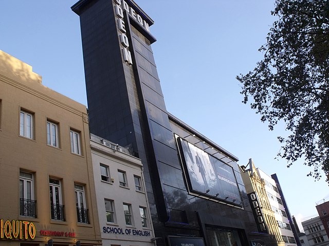 Odeon Leicester Square – Em Londres, Reino Unido, foi inaugurado em 2 de novembro de 1937. Continua ativo e é um dos principais cinemas do West End, recebendo estreias de filmes britânicos. - Elliott Brown/Wikimedia Commons