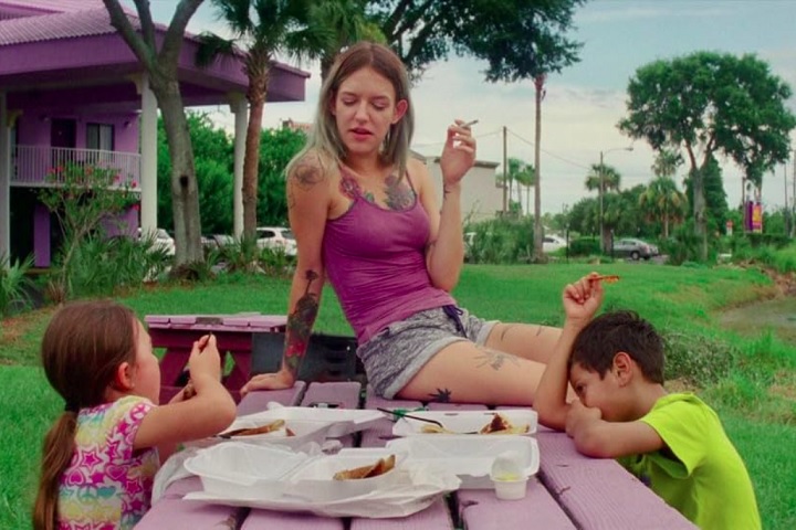 O filme se passa em um motel barato nos arredores da Disney World e é centrado na perspectiva de uma criança e sua mãe, que lutam para sobreviver à margem da sociedade. 