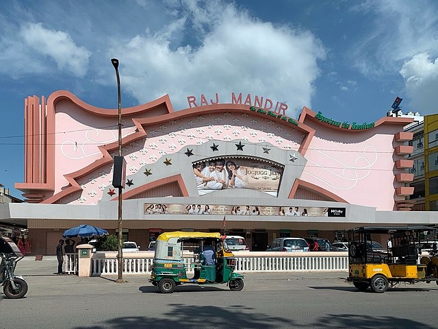 Raj Mandir – Em Jaipur, Índia, inaugurado em 1º de junho de 1976. Ainda funciona e é um dos cinemas mais icônicos do país para produções de Bollywood. - Chainwit/Wikimedia Commons
